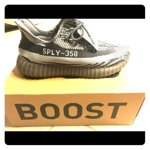 YEEZY V2 “sample” colorway